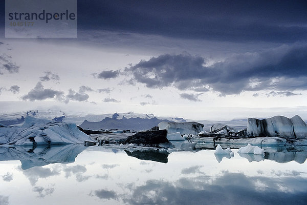 Mehrfarbige Eisberge treiben auf einem Gletschersee  Jökulsárlón  am Fuße des Vatnajökull  Island  Europa
