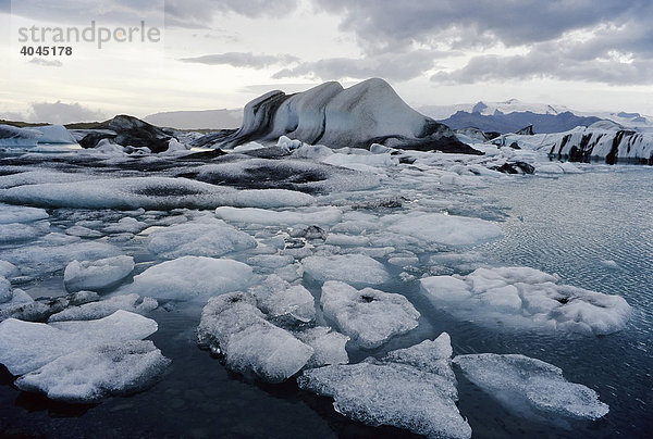Eisberge und Eisschollen treiben auf einem Gletschersee  Jökulsárlón am Fuße des Vatnajökull  Island  Europa