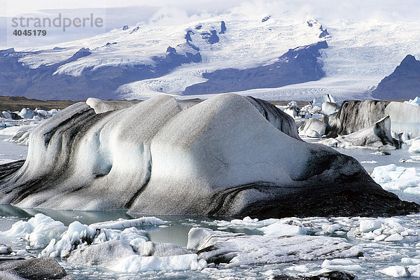 Bizarr geformter Eisberg treibt auf einem Gletschersee  Jökulsárlón  am Fuße des Vatnajökull  Island  Europa