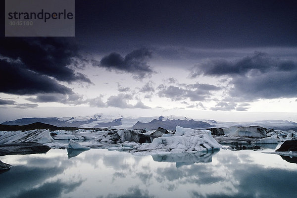Panorama eines Gletschersees  dramatische Lichtstimmung  Jökulsárlón am Fuße des Vatnajökul  Island  Europa