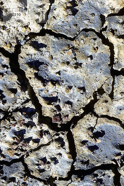 Pyroklastisches Vulkangestein mit Rissen  mineralische Einschlüsse  Detail  Vatnafjöll  Island  Europa