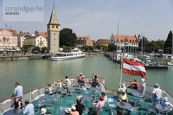 Lindau  Hafeneinfahrt  Blick über das Deck eines Bodenseeschiffs mit Touristen  Bayern  Deutschland  Europa