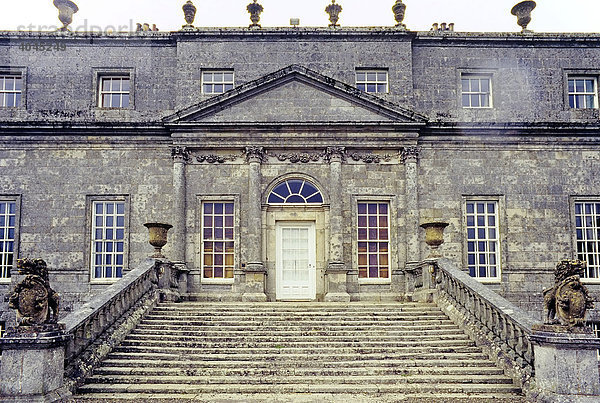 Russborough House  Herrenhaus im Palladio-Stil  Fassade mit Freitreppe  County Wicklow  Irland  Europa
