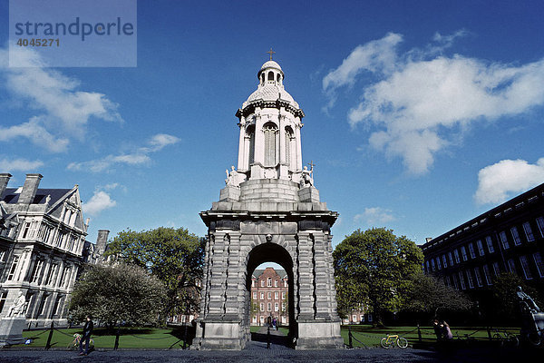 Trinity College  Innenhof mit Glockenturm  Campanile  Dublin  Irland  Europa