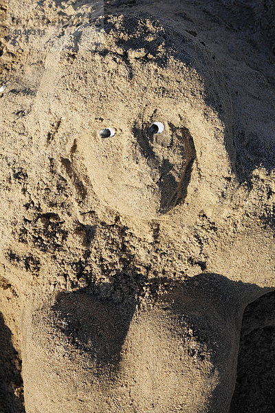 Lachendes Gesicht einer Nixe aus Sand  mit Glasaugen  Seebad Bansin  Usedom  Mecklenburg-Vorpommern  Deutschland  Europa