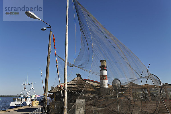 Fischernetze  zum Trocknen aufgehängt  Hafen Kaminke  Stettiner Haff  Insel Udesom  Mecklenburg-Vorpommern  Deutschland  Europa