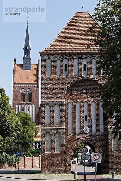 Anklamer Tor und Marienkirche  Stadt Usedom  Mecklenburg-Vorpommern  Deutschland  Europa