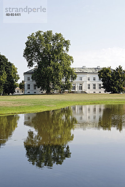 Schloss Neuhardenberg  klassizistisches Palais von Schinkel  Gartenfront  Oderbruch  Märkisch-Oderland  Brandenburg  Deutschland  Europa