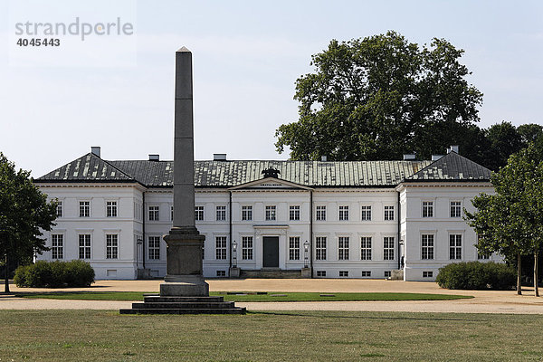 Schloss Neuhardenberg  klassizistisches Palais von Schinkel  Straßenfront mit Obelisk  Oderbruch  Märkisch-Oderland  Brandenburg  Deutschland  Europa