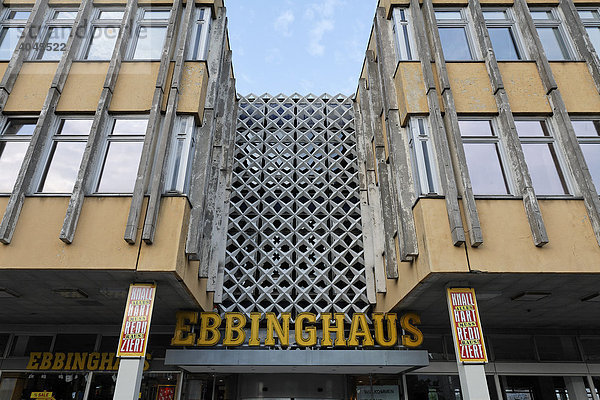 Fassade eines Kaufhauses  renovierungsbedürftig  DDR-Architektur  Innenstadt  Potsdam  Brandenburg  Deutschland  Europa