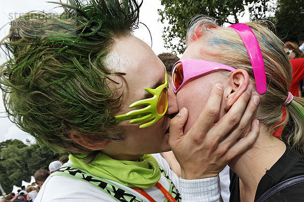 Raver küsst Mädchen  beide mit skurrilen Brillen  Loveparade 2008  Dortmund  Ruhrgebiet  Nordrhein-Westfalen  Deutschland  Europa