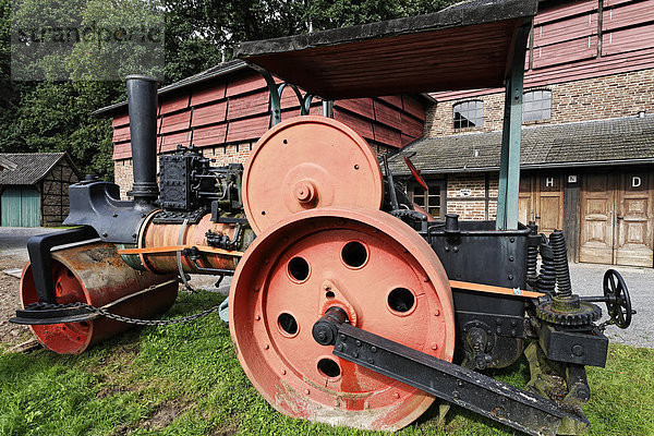Historische Dampfwalze aus den 30iger Jahren  B. Ruthemeyer-Soest  Niederrheinisches Freilichtmuseum Grefrath  Niederrhein  Nordrhein-Westfalen  Deutschland  Europa