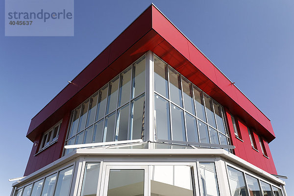 Moderner Glasbau mit rotem Flachdach  Neue Mitte Oberhausen  Ruhrgebiet  Nordrhein-Westfalen  Deutschland  Europa