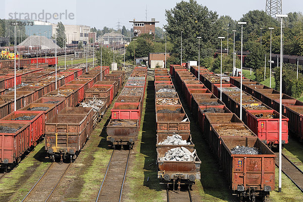 Rangierbahnhof  Güterwaggons mit Schrott  Hüttenwerk Krupp Mannesmann  HKM  Nordrhein-Westfalen  Deutschland  Europa