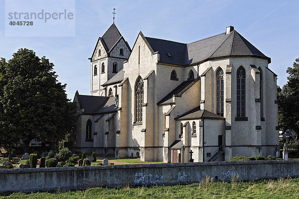 Kirche St. Matthias aus dem 12. Jh  Hohenbudberg  Krefeld-Uerdingen  Rheinland  Nordrhein-Westfalen  Deutschland  Europa