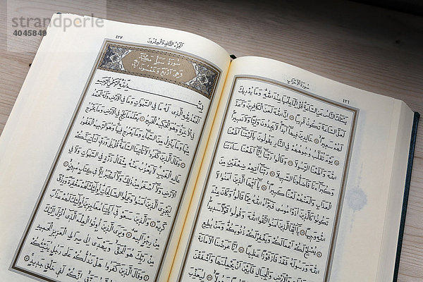 Modernes islamisches Gebetbuch  Seiten mit arabischer Schrift  Detail  DITIB-Merkez-Moschee  Duisburg-Marxloh  Ruhrgebiet  Nordrhein-Westfalen  Deutschland  Europa