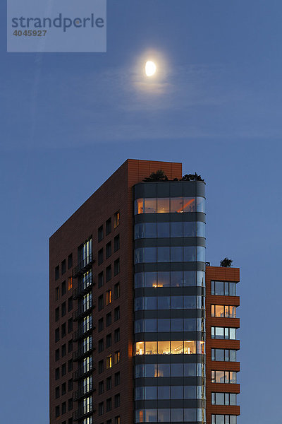 Modernes Apartment-Hochhaus  beleuchtete Fenster  Nachtaufnahme mit Mond  Düsseldorf  Rheinland  Nordrhein-Westfalen  Deutschland  Europa
