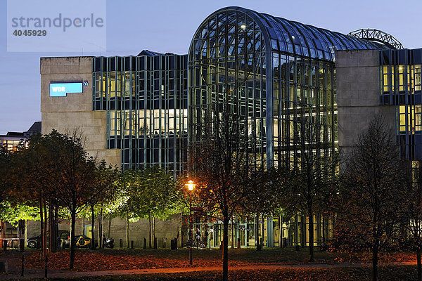 WDR Landesstudio  Gebäude im Medienhafen  Dämmerung  Düsseldorf  Rheinland  Nordrhein-Westfalen  Deutschland  Europa