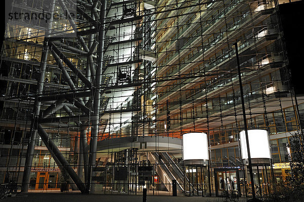 Bürohochhaus Stadttor  Glasfassade  Blick ins Atrium  Nachtaufnahme  Düsseldorf  Rheinland  Nordrhein-Westfalen  Deutschland  Europa