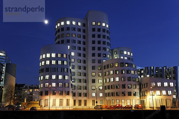 Gehry-Bauten bei Nacht  Medienhafen  Düsseldorf  Rheinland  Nordrhein-Westfalen  Deutschland  Europa