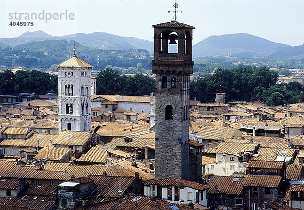 Blick über die Dächer von Lucca  Torre delle Ore  Toskana  Italien  Europa