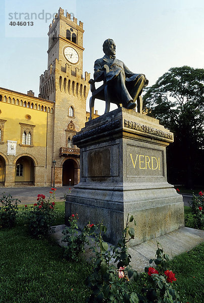 Verdi-Denkmal  Teatro Giuseppe Verdi  Busseto  Provinz Parma  Emilia-Romagna  Italien  Europa