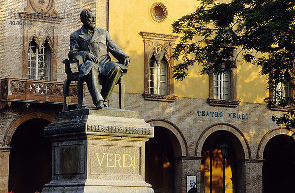 Verdi-Denkmal vor dem Teatro Giuseppe Verdi  Busseto  Provinz Parma  Emilia-Romagna  Italien  Europa