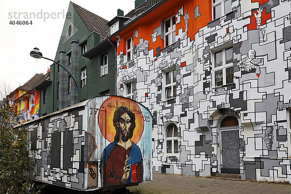 Bunt bemalte Hausfassaden  Bauwagen mit Jesus Graffiti-Bild  alte Häuser von ehemaligen Hausbesetzern  Kiefernstraße  Flingern  Düsseldorf  Nordrhein-Westfalen  Deutschland  Europa