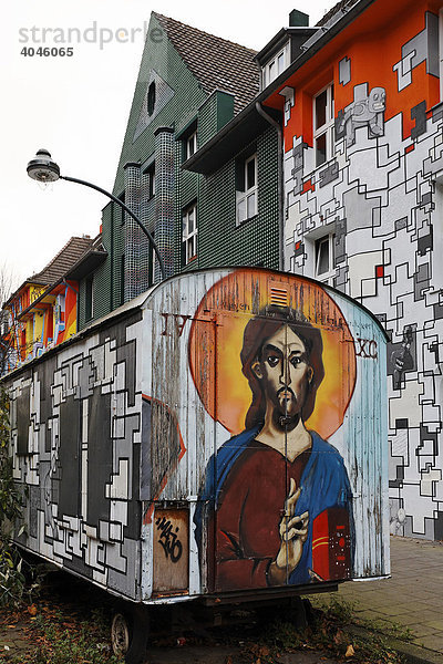 Bauwagen mit Jesus Graffiti-Bild  alte Häuser von ehemaligen Hausbesetzern  Kiefernstraße  Flingern  Düsseldorf  Nordrhein-Westfalen  Deutschland  Europa