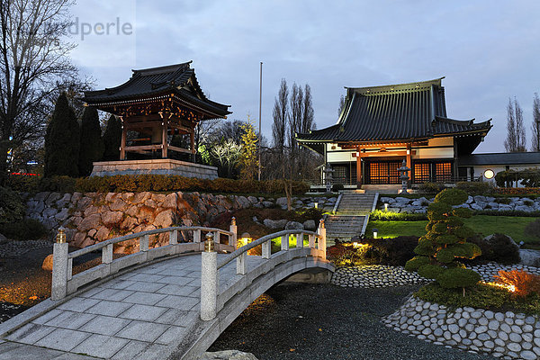 Japanischer Steingarten  buddhistische Tempelanlage und Glockenturm  Eko-Haus für japanische Kultur  Dämmerung  Düsseldorf  Nordrhein-Westfalen  Deutschland  Europa