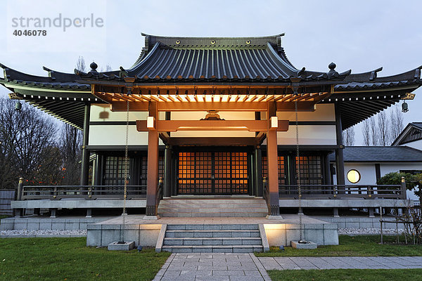 Buddhistische Tempelanlage  Eko-Haus für japanische Kultur  Dämmerung  Düsseldorf  Nordrhein-Westfalen  Deutschland  Europa
