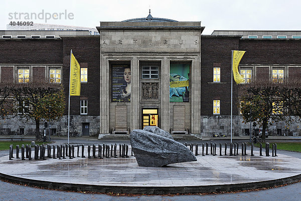 Museum Kunst Palast  Ehrenhof  Dämmerung  Düsseldorf  Nordrhein-Westfalen  Deutschland  Europa