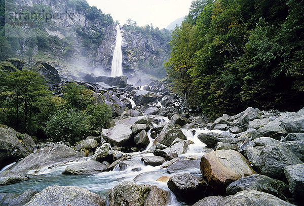 Wasserfall im Bavonatal  Cascata di Foroglio  Valle Bavona  Kanton Tessin  Schweiz  Europa