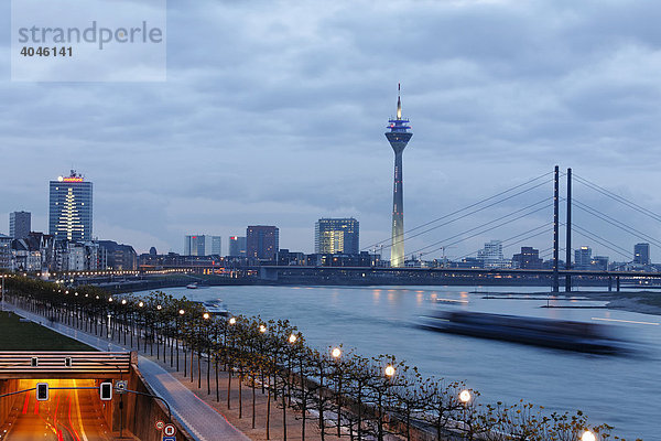 Stadtansicht von Düsseldorf  Blick auf Rheinpromenade  Dämmerung  Nordrhein-Westfalen  Deutschland  Europa