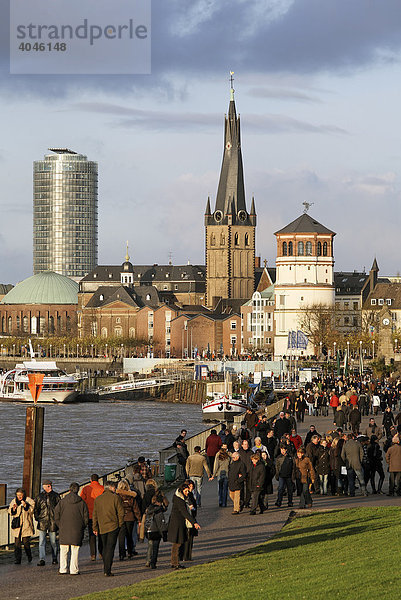 Viele Menschen bei Sonntagsspaziergang auf der Rheinuferpromenade von Düsseldorf  Nordrhein-Westfalen  Deutschland  Europa