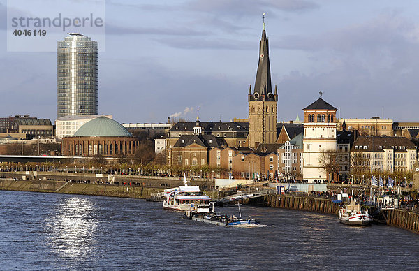 Stadtansicht von Düsseldorf  Rheinfront  Victoria-Turm  Schlossturm  Lambertus Kirche  Nordrhein-Westfalen  Deutschland  Europa