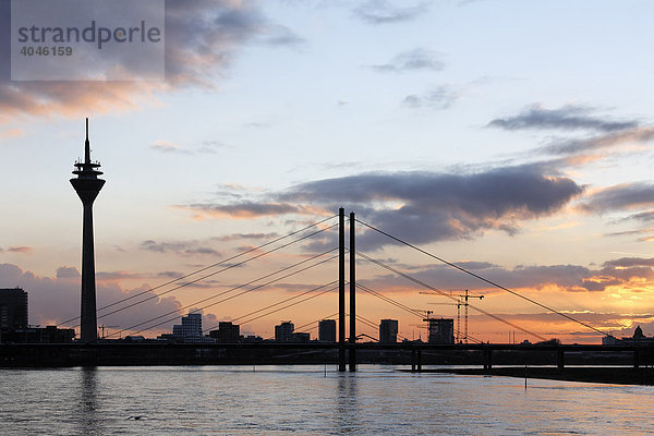Stadtansicht von Düsseldorf  Rhein  Fernsehturm  Rheinkniebrücke  Sonnenuntergang  Nordrhein-Westfalen  Deutschland  Europa