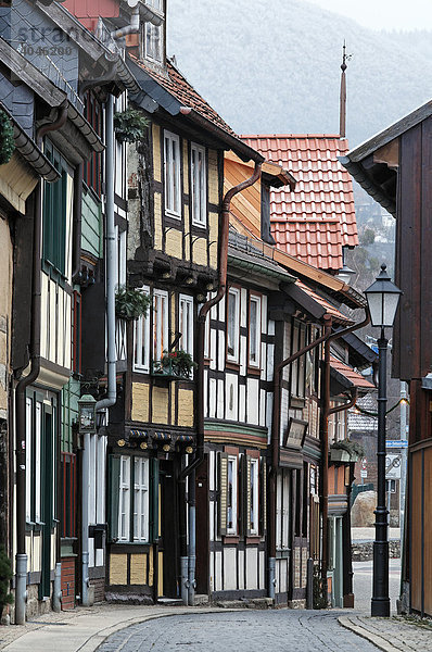 Altstadtgasse mit Fachwerkhäusern  Wernigerode  Harz  Sachsen-Anhalt  Deutschland  Europa