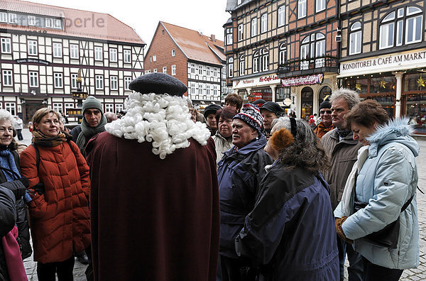 Stadtführung auf dem Marktplatz von Wernigerode  Touristen und Führer in historischem Kostüm mit Perücke  Harz  Sachsen-Anhalt  Deutschland  Europa