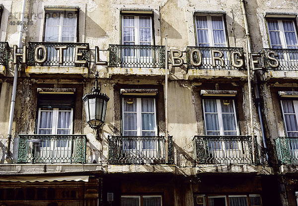 Verfallene Fassade  Hotel Borges  vor der Renovierung  Rua Garrett  Chiado  Barrio Alto  Lissabon  Portugal  Europa
