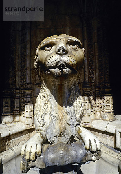 Historische Tierkopf-Brunnenfigur aus Marmor im Kreuzgang  Hieronymuskloster  Mosteiro dos JerÛnimos  BelÈm  Lissabon  Estremadura  Portugal  Europa