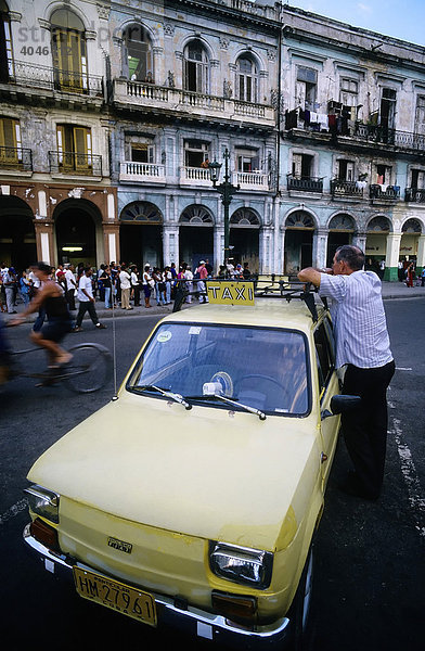 Taxifahrer lehnt an seinem Auto und wartet auf Fahrgäste  Polski Fiat  Centro Habana  Havanna  Kuba  Karibik