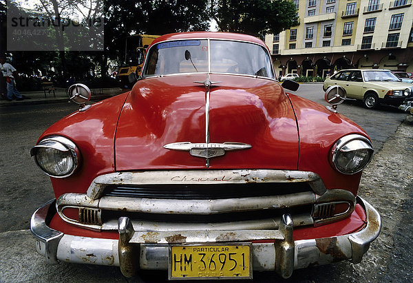 US-Oldtimer parkt am Straßenrand  Chevrolet Deluxe 2100 JK Fleetline  1950  Centro Habana  Havanna  Kuba  Karibik