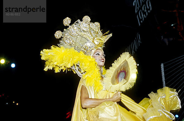 Kubanische Tanzshow  Tänzerin in Fantasiekostüm  berühmter Nachtclub Tropicana  Marianao  Havanna  Kuba  Karibik
