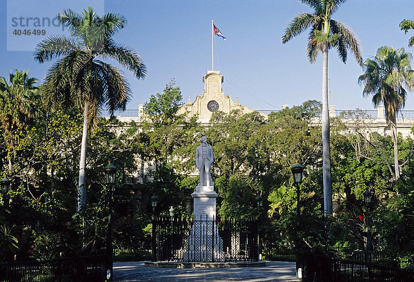 Plaza de Armas  Park und Denkmal Carlos Manuel de Cespedes  La Habana Vieja  Havanna  Kuba  Karibik