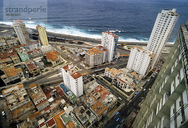 Hochhäuser an der Uferstraße MalecÛn  Atlantikküste  Blick aus der Vogelperspektive  Vedado  Havanna  Kuba  Karibik