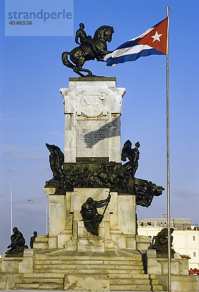 Denkmal General Antonio Maceo  kubanische Flagge  MalecÛn  Vedado  Havanna  Kuba  Karibik