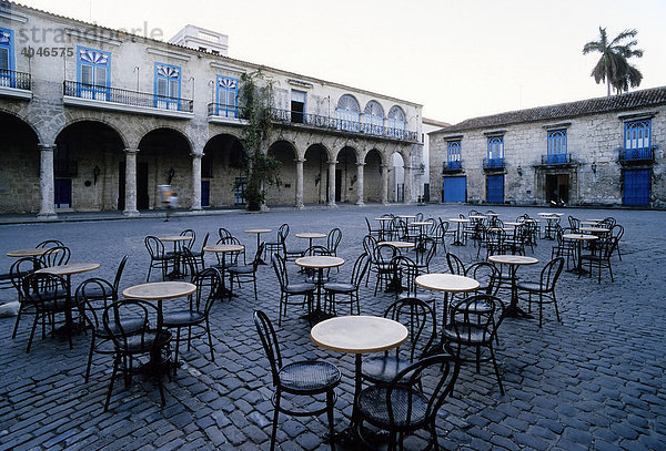 Historischer Platz in der Altstadt  mit Tischen und Stühlen  menschenleer  frühmorgens  Plaza de la Cathedral de San CristÛbal  La Habana Vieja  Havanna  Kuba  Karibik
