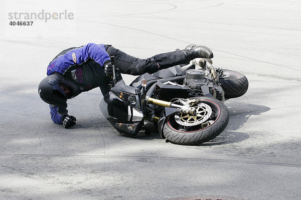 Motorradfahrer stürzt