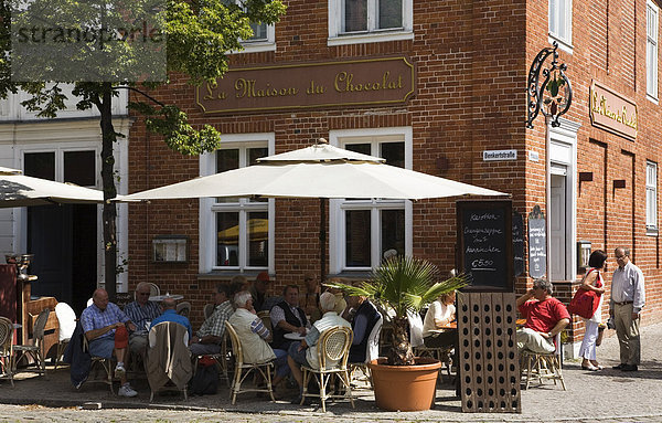 Straßencafe und Restaurant im Holländischen Viertel von Potsdam  Brandenburg  Deutschland  Europa